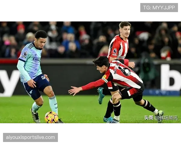 VAR长时间回看后确认进球有效,双方球员在寒风中等候近四分钟 VAR长时间回看后确认进球有效,双方球员在寒风中等候近四分钟